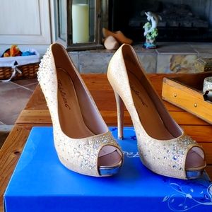 Womens Fabulicious size 7 Nude shimmer